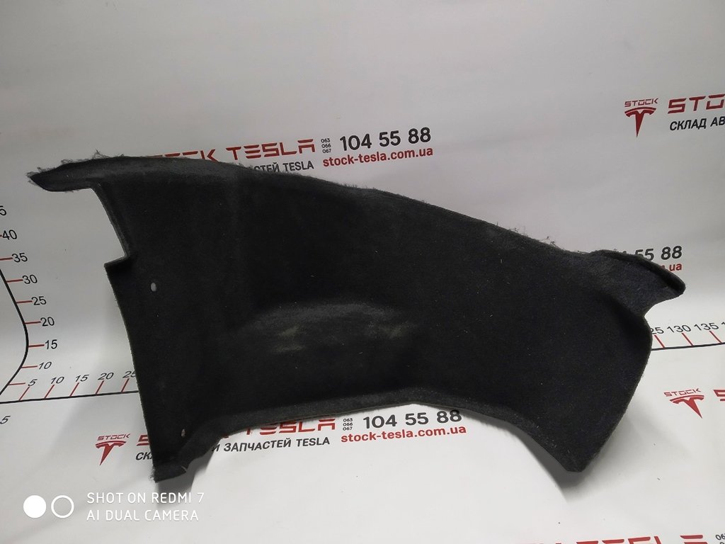 4 1007319-00-F Motorromskasse, venstre side, for Tesla elbil. Originale produkter fra en anerkjent premium bilprodusent fra USA. Bidrar til isolasjonen av bagasjerommet foran, og beskytter også kroppen mot mekanisk skade. Venstre side av motorromstrimmele